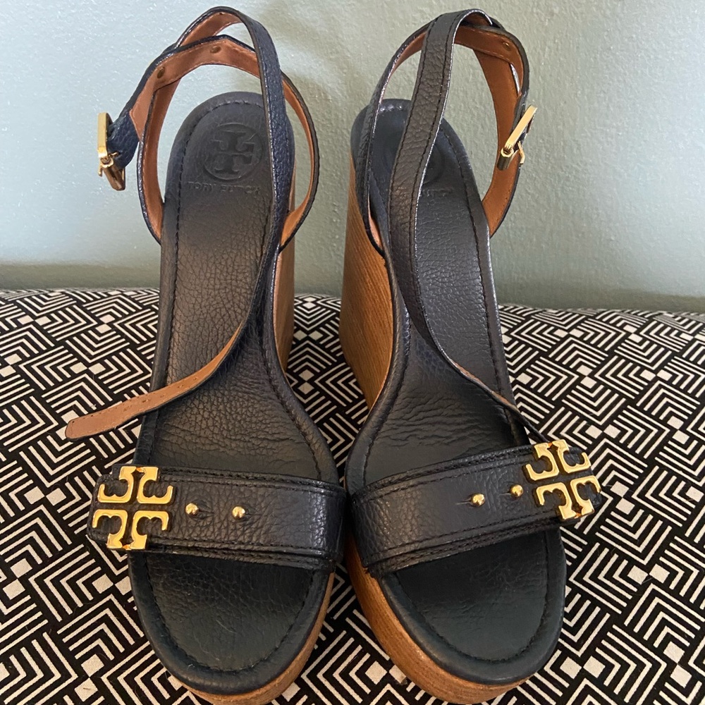 Navy Tory Burch strap wedge with gold emblem